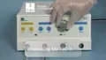 Frontansicht des BM-780 II Radiofrequenz-Generators mit Hand, die an Drehregler dreht