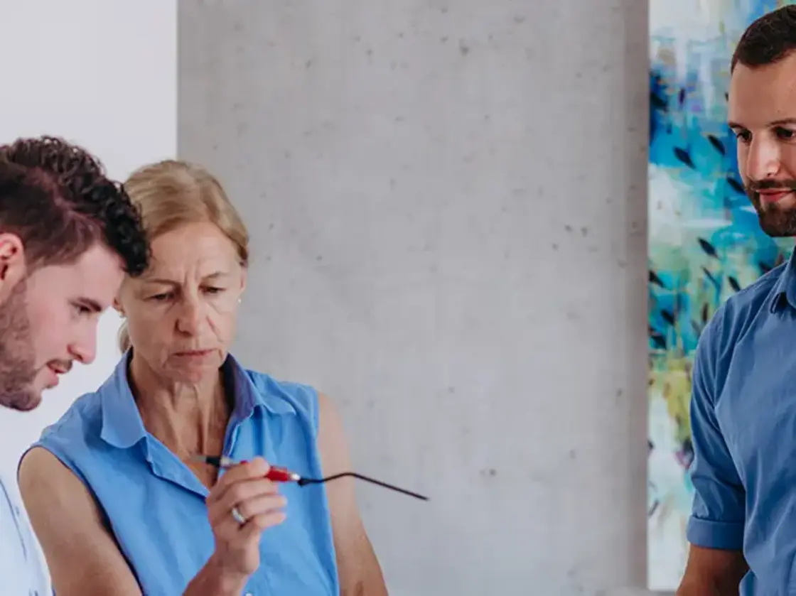 Vier Mitarbeitende von Sutter Medizintechnik bei einer Besprechung – Austausch über Entwicklungsprojekte in kollegialer Atmosphäre