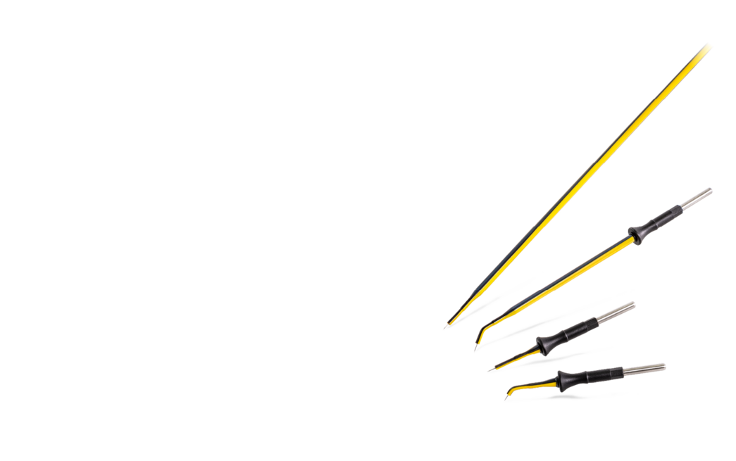 Abbildung von drei gelben bipolaren Pinzetten mit schwarzen Griffbereichen und angeschlossenen Kabeln, in verschiedenen Größen angeordnet.
