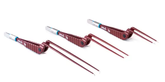 Drei lange SuperGliss non-stick bipolare ELP Pinzetten in roter Ausführung auf weißem Hintergrund