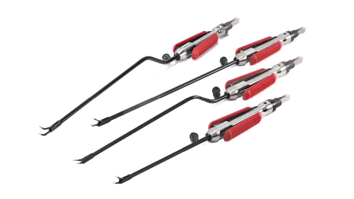 Vier Calvian endo-pen bipolare Klemmen mit schwarzem Schaft und rotem Griffbereich auf weißem Hintergrund.