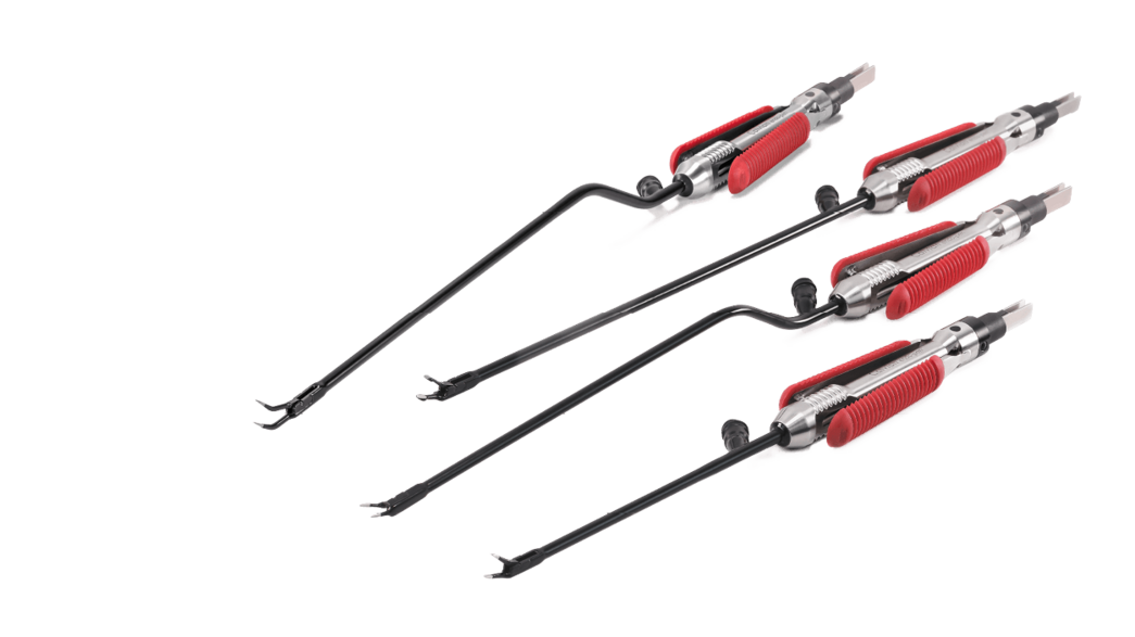 Vier Calvian endo-pen bipolare Klemmen mit schwarzem Schaft und rotem Griffbereich auf weißem Hintergrund.