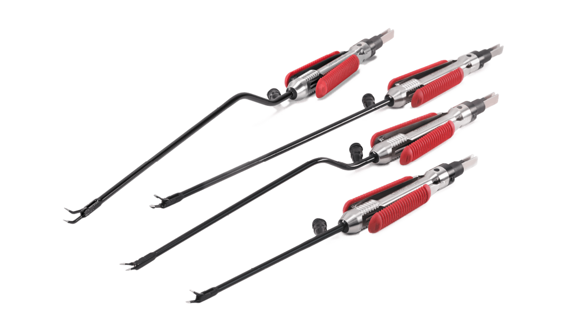 Vier Calvian endo-pen bipolare Klemmen mit schwarzem Schaft und rotem Griffbereich auf weißem Hintergrund.