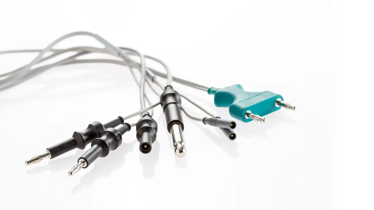 Monopolare Kabel mit unterschiedlichen Anschlusssteckern für den Einsatz in elektrochirurgischen Anwendungen, auf weißem Hintergrund.
