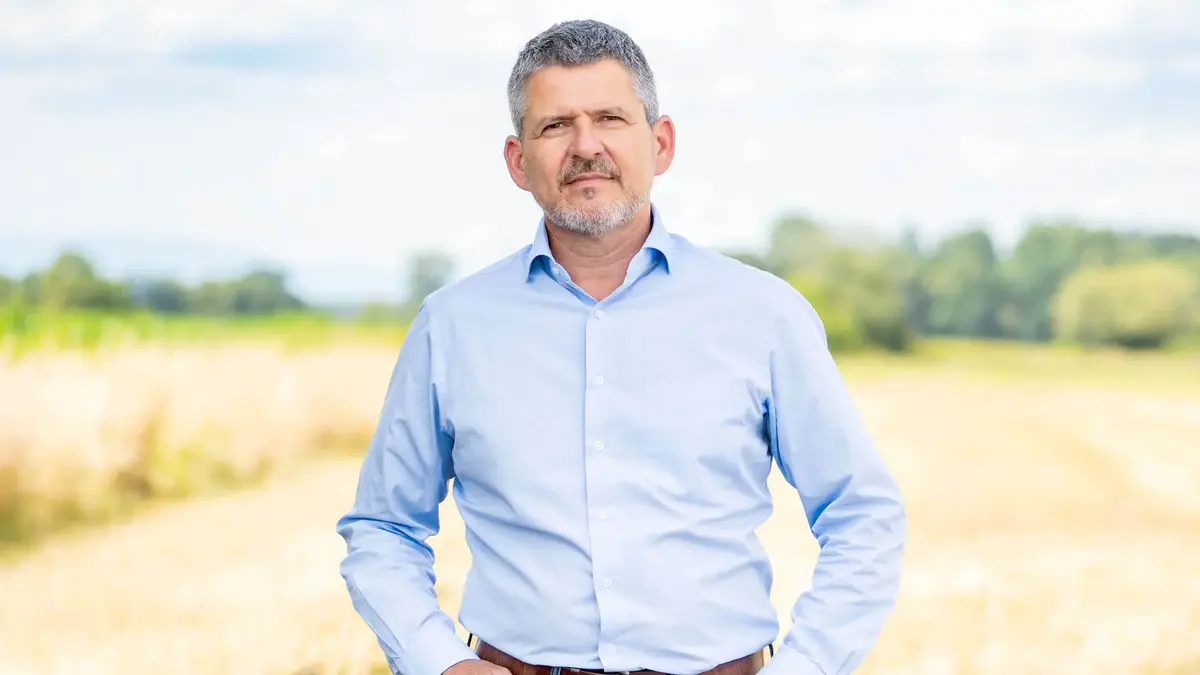 Porträt von Bert Sutter, Geschäftsführer von Sutter Medizintechnik, in natürlicher Umgebung – Sinnbild für Verantwortung und Nachhaltigkeit im Unternehmen.