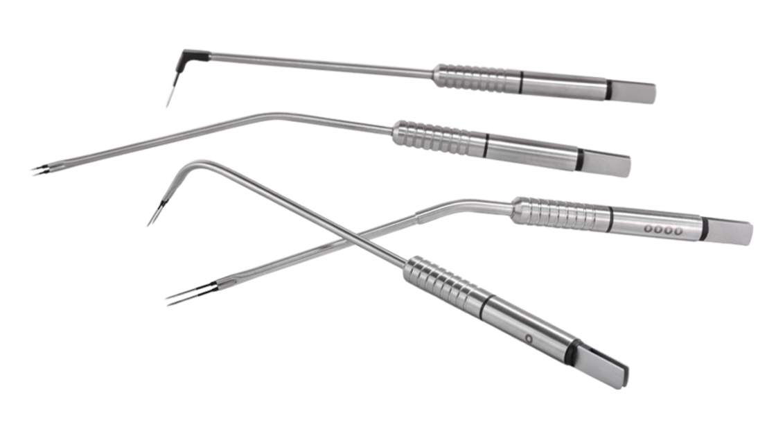 Mehrere lange bipolare RaVoR™ Elektroden in unterschiedlichen Spitzenformen auf weißem Hintergrund