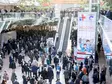 Blick in die Eingangshalle der MEDICA / COMPAMED Messe in Düsseldorf mit zahlreichen Besuchern und Ausstellern – Treffpunkt der internationalen Medizintechnikbranche.