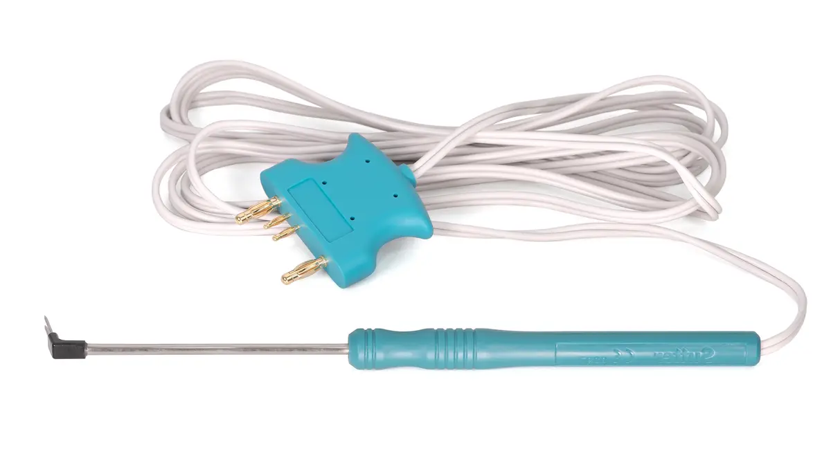 Bipolare Elektrode mit blauem Handgriff, kleiner Winkelspitze und Anschlusskabel auf weißem Hintergrund