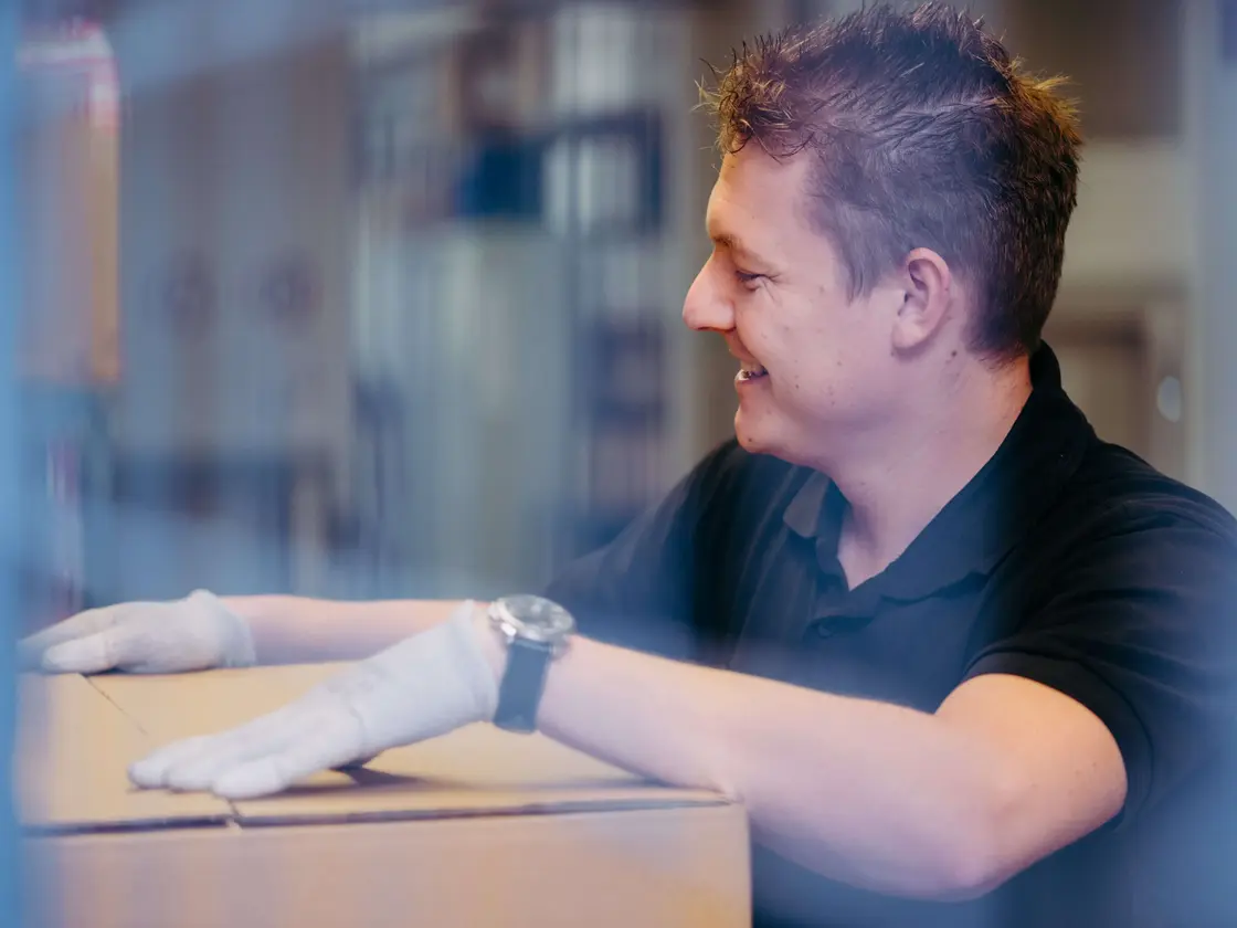 Mitarbeiter in der Logistikabteilung von Sutter Medizintechnik beim Verpacken und Versenden von Produkten – zuverlässig und engagiert