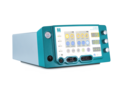 Linke Seitenansicht des CURIS® 4 MHz Radiofrequenz-Generators mit gut sichtbarem Bedienfeld, Drehreglern, Display und Anschlüssen für verschiedene chirurgische Instrumente.