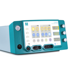 Linke Seitenansicht des CURIS® 4 MHz Radiofrequenz-Generators mit gut sichtbarem Bedienfeld, Drehreglern, Display und Anschlüssen für verschiedene chirurgische Instrumente.