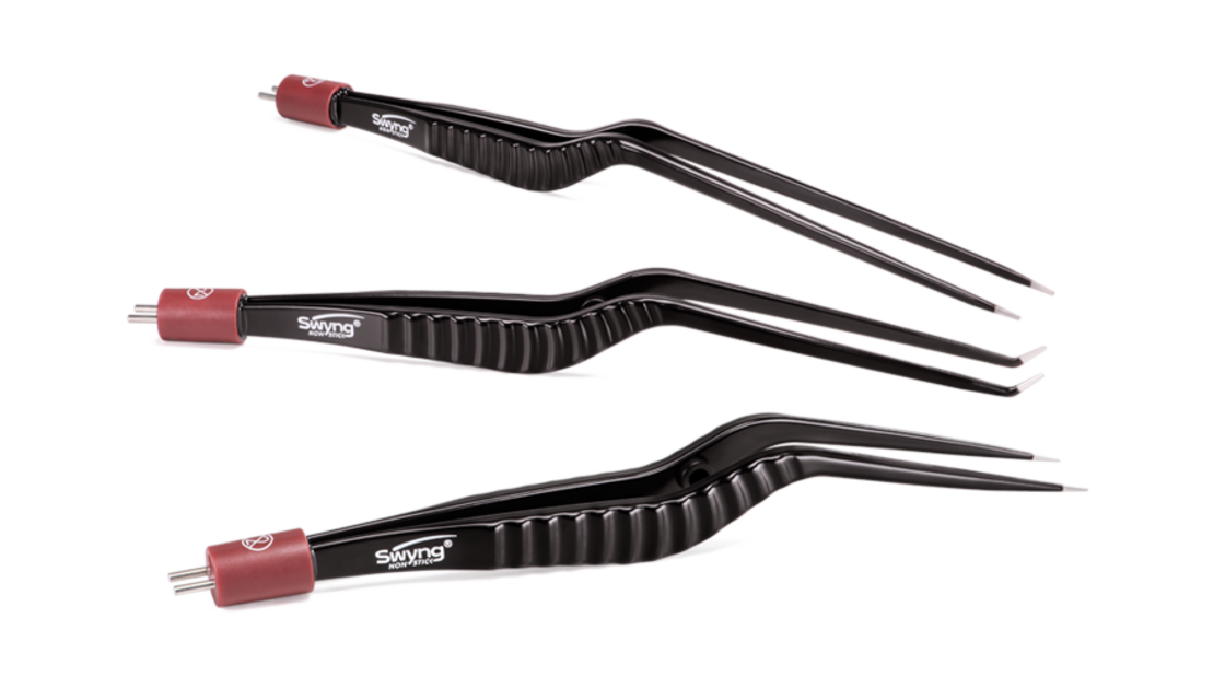 Set aus drei Swyng® non-stick bipolaren Pinzetten in Schwarz mit rotem Anschluss, gebogenen Spitzen und ergonomischem Griff, auf weißem Hintergrund.