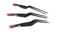 Set aus drei Swyng® non-stick bipolaren Pinzetten in Schwarz mit rotem Anschluss, gebogenen Spitzen und ergonomischem Griff, auf weißem Hintergrund.