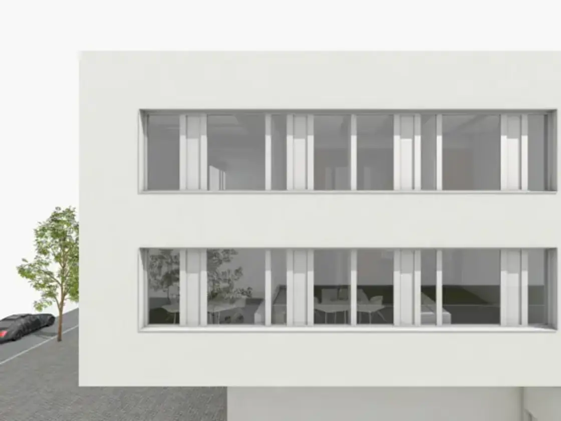 Digitale Architekturvisualisierung der Nordseite des Sutter-Gebäudes mit zwei Fensterreihen, Blick in modern eingerichtete Innenräume und einem Baum auf dem Vorplatz.