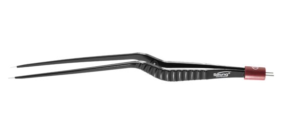 Lange schwarze bipolare Swyng Pinzette in Standardform mit abgewinkelter Spitze und rotem Anschluss vor weißem Hintergrund.