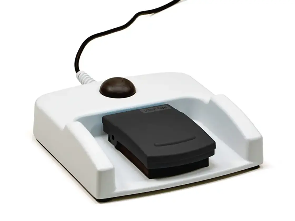 Schwarzer Fußschalter in weißer Halterung mit Kabelanschluss, kompatibel mit der CURIS® flow Spülpumpe.