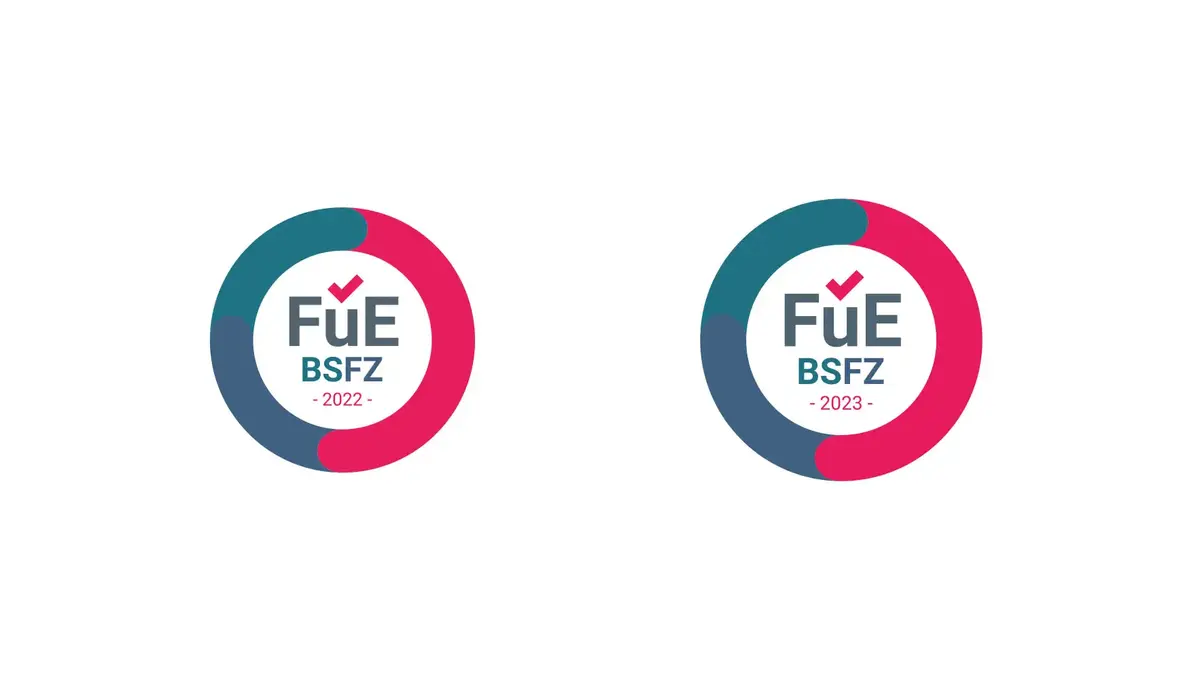 Zwei kreisförmige Symbole. Das linke Symbol zeigt ein Kreisdiagramm in Rot und Blau auf weißem Hintergrund mit blauem Rand. Das rechte Symbol zeigt ein abstraktes Zeichen, das einem Atom oder Molekül ähnelt, ebenfalls in Rot und Blau auf weißem Hintergrund mit blauem Rand - Siegel BSFZ (Bescheinigungsstelle Forschungszulage)