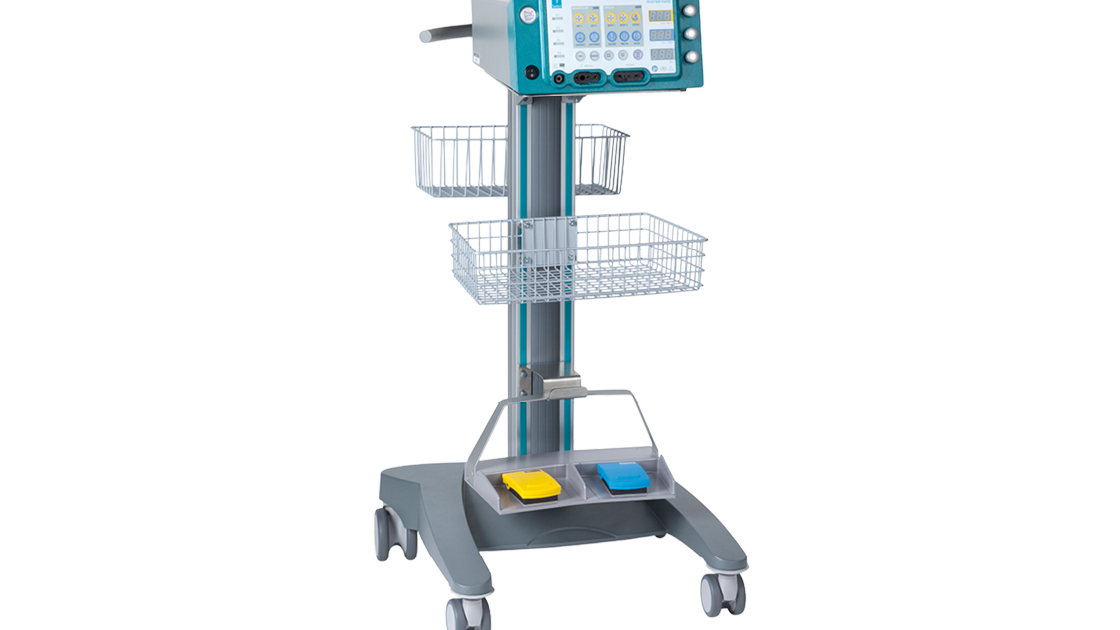 Standwagen mit montiertem CURIS® Radiofrequenz-Generator, zwei Fußschaltern und seitlichen Aufbewahrungskörben für den flexiblen Einsatz im OP.