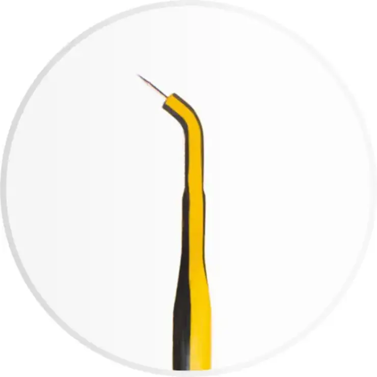 Gelbe monopolare Mikrodissektions-Elektrode mit langer, gebogener Spitze vor weißem Hintergrund.