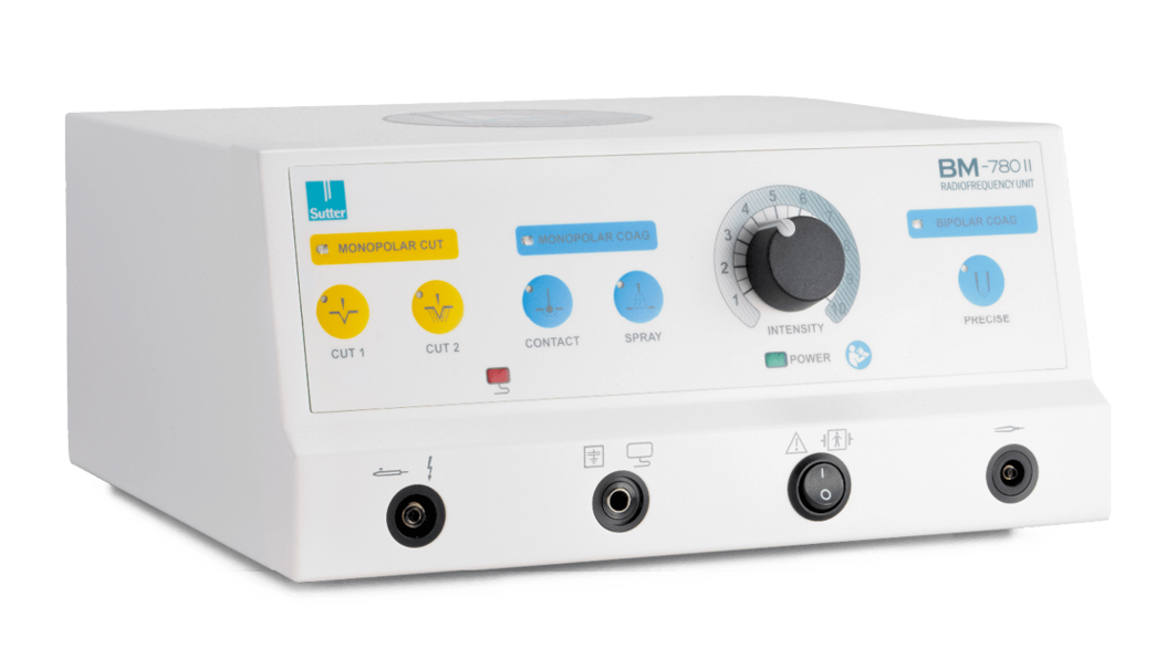 Seitenansicht des BM-780 II Radiofrequenz-Generators mit Drehregler, Funktionsknöpfen und Anschlüssen für bipolare und monopolare Instrumente, geeignet für präzises Schneiden und Koagulieren in chirurgischen Anwendungen.