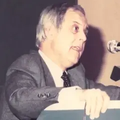 Portrait des Sutter Firmengründers Hermann Sutter in den 80er Jahren bei einer Rede an einem Rednerpult