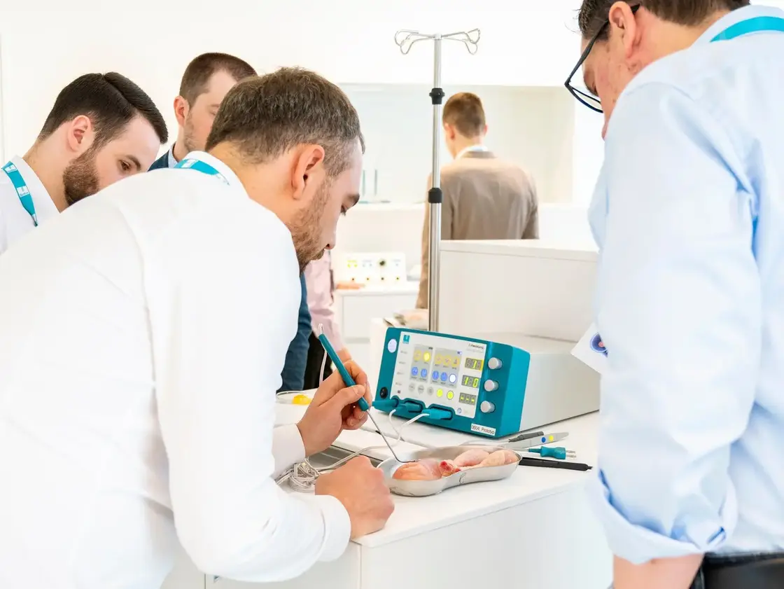 Techniker und Mitarbeiter bei einer Produktschulung am CURIS® Radiofrequenz-Generator – Einweisung und Anwendungstraining bei Sutter Medizintechnik