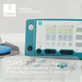  Laboraufbau mit CURIS® 4 MHz Radiofrequenz-Generator und Fußschalter, verbunden über Kabel, im Hintergrund weitere Laborausrüstung.