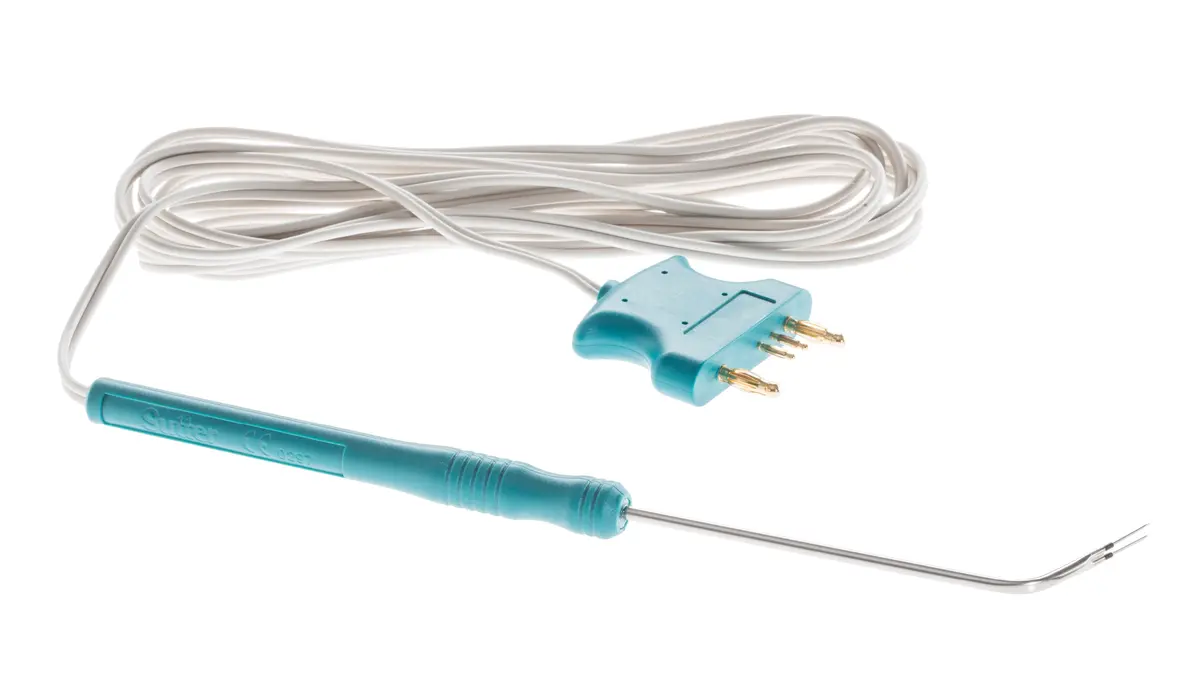 Bipolare Elektrode mit blauem Handgriff, Winkelspitze und langem Anschlusskabel auf weißem Hintergrund