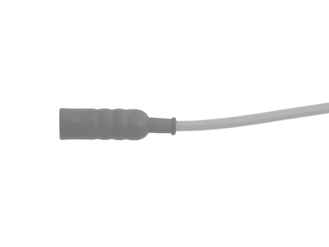 Detailansicht eines monopolaren Resektoskop-Kabels vor weißem Hintergrund.