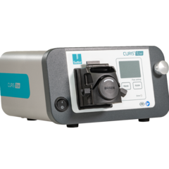 CURIS® flow Spülpumpe in frontseitiger Schrägansicht mit Sicht auf Bedienelemente, Display und Schlauchhalterung.