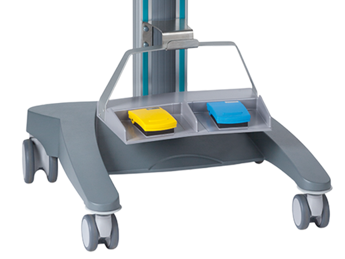 Dateiaufnahme Standwagen mit stabiler Halterung für zwei Fußschalter, gelb und blau, zur ergonomischen Bedienung medizinischer Geräte im OP.